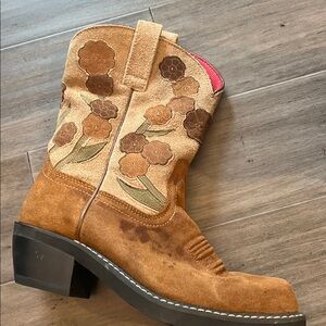 ARIAT women’s Size 9 Brown and Tan Floral Leather Western Boot.